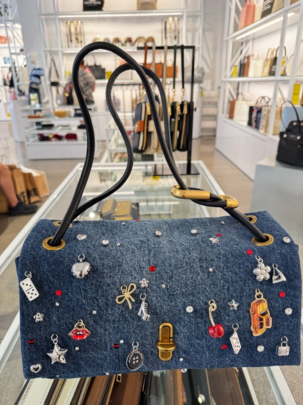 MARC JACOBS THE TRINKET CHARM DENIM
LARGE DUAL BAG